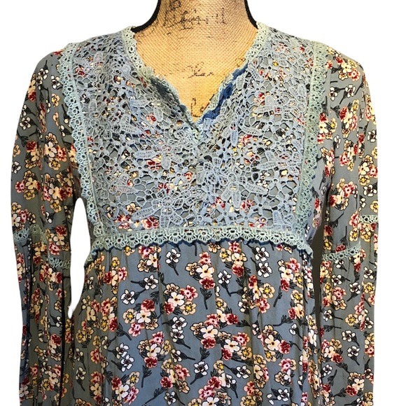 Suzanne Betro Floral Bell Sleeve Blouse - Picture 5 of 13
